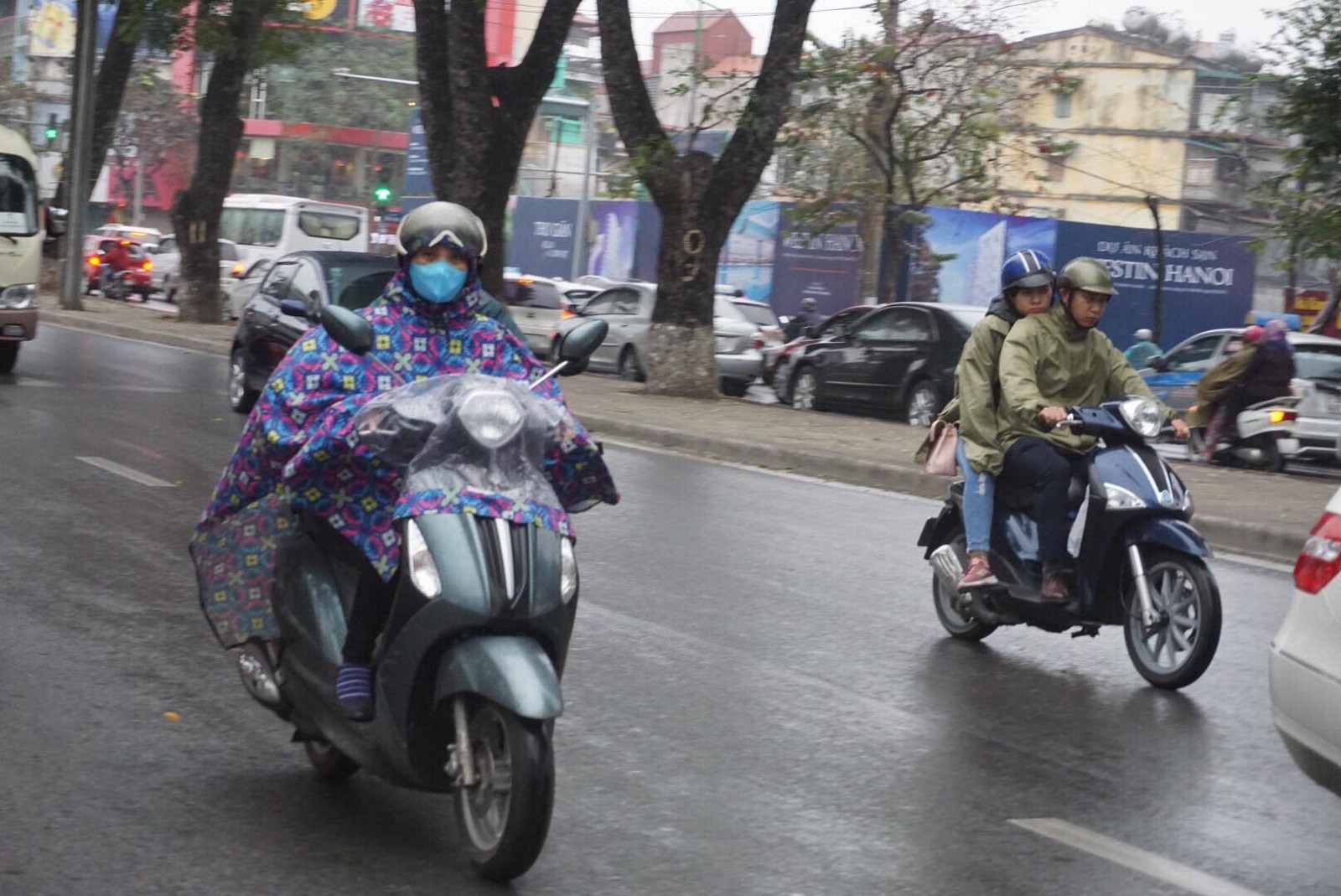 Trùm kín áo mưa toàn bộ phía trước xe