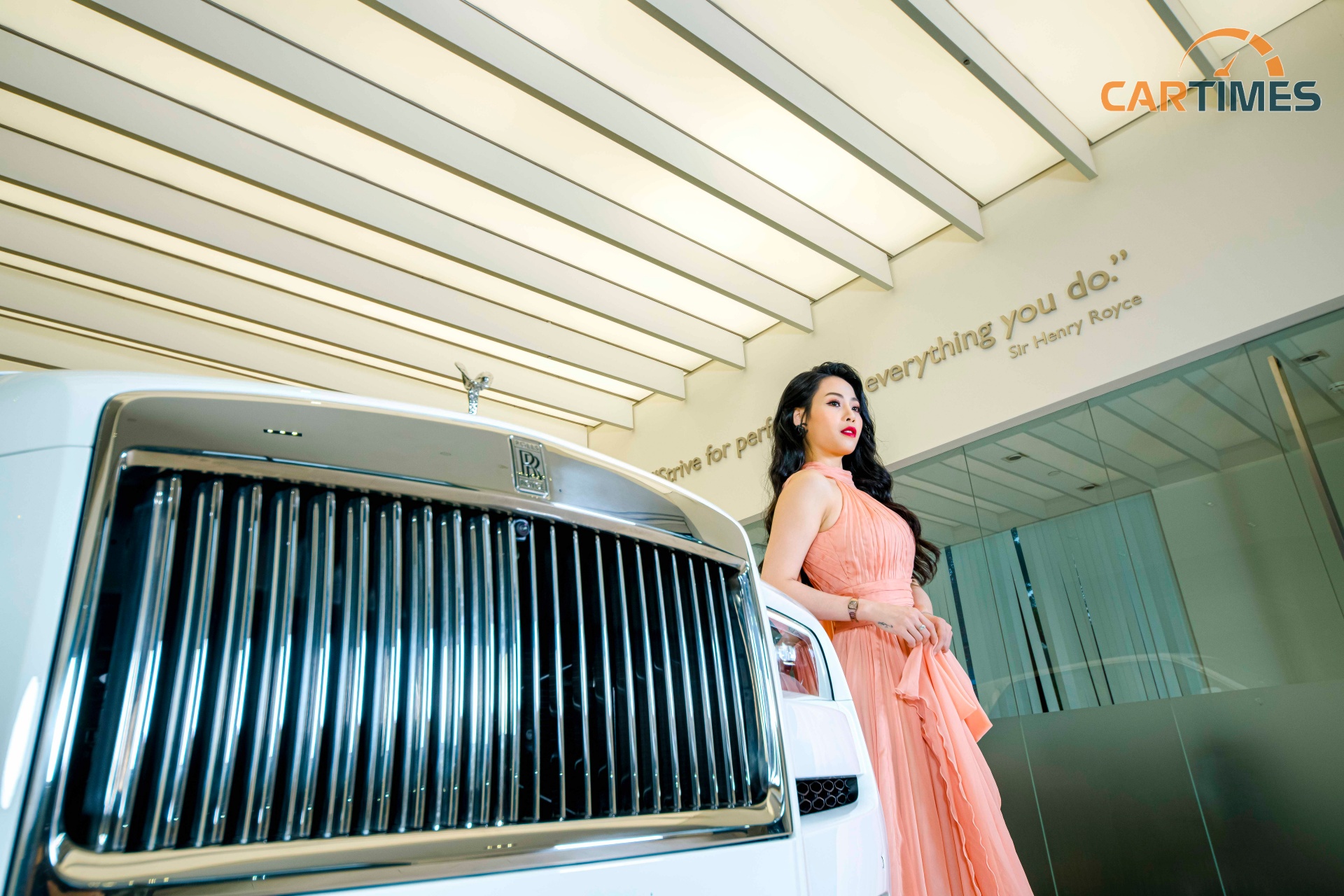 Lưới tản nhiệt của xe xe Rolls-Royce hoàn toàn được làm bằng tay và mắt thường - không một dụng cụ đo đạc nào được sử dụng trong quá trình sản xuất.