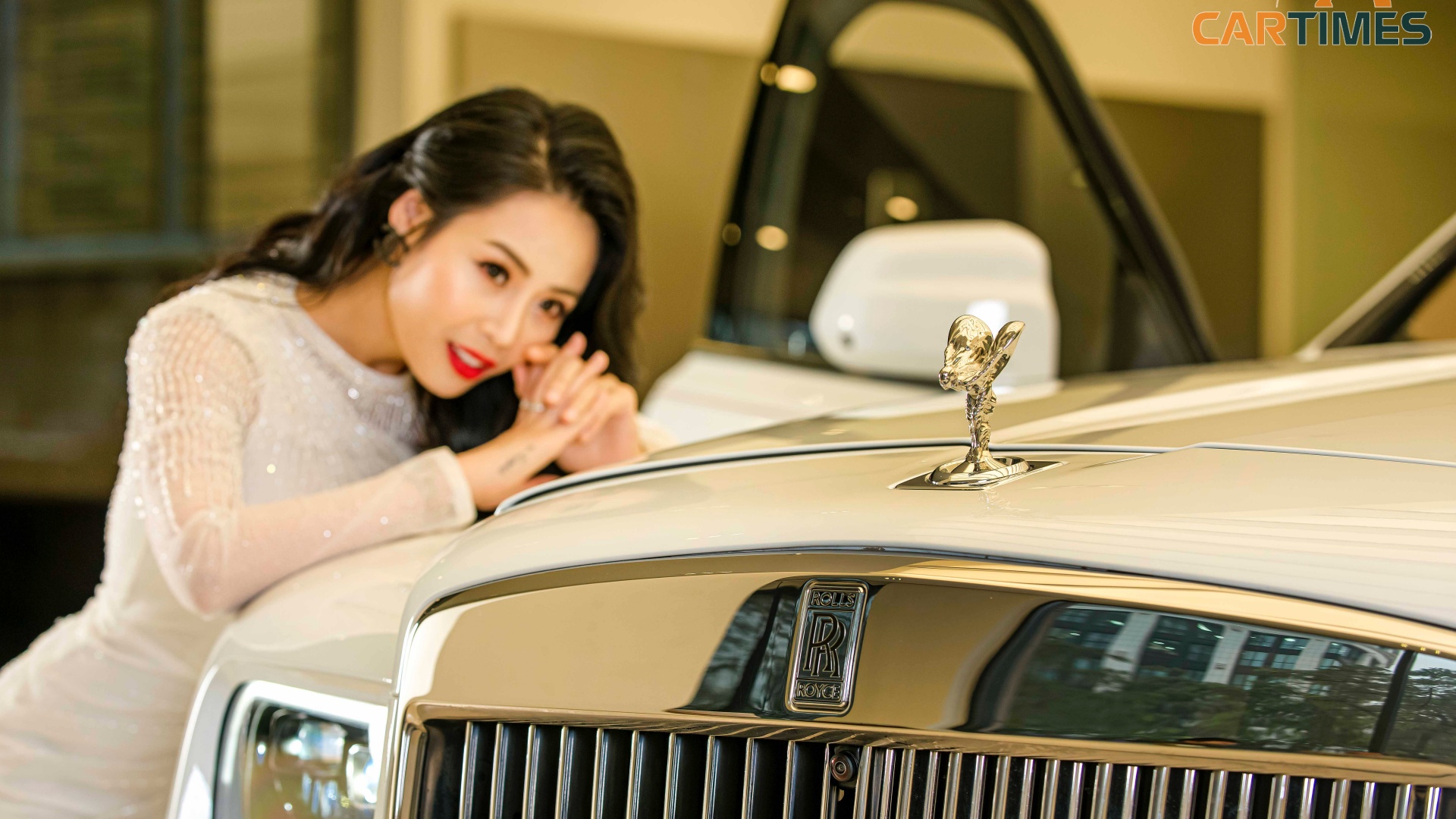 Rolls-Royce sử dụng logo có chữ "R" kép tượng trưng cho tên của 2 thành viên sáng lập hãng xe hạng sang này là Charles Rolls và Henry Royce.