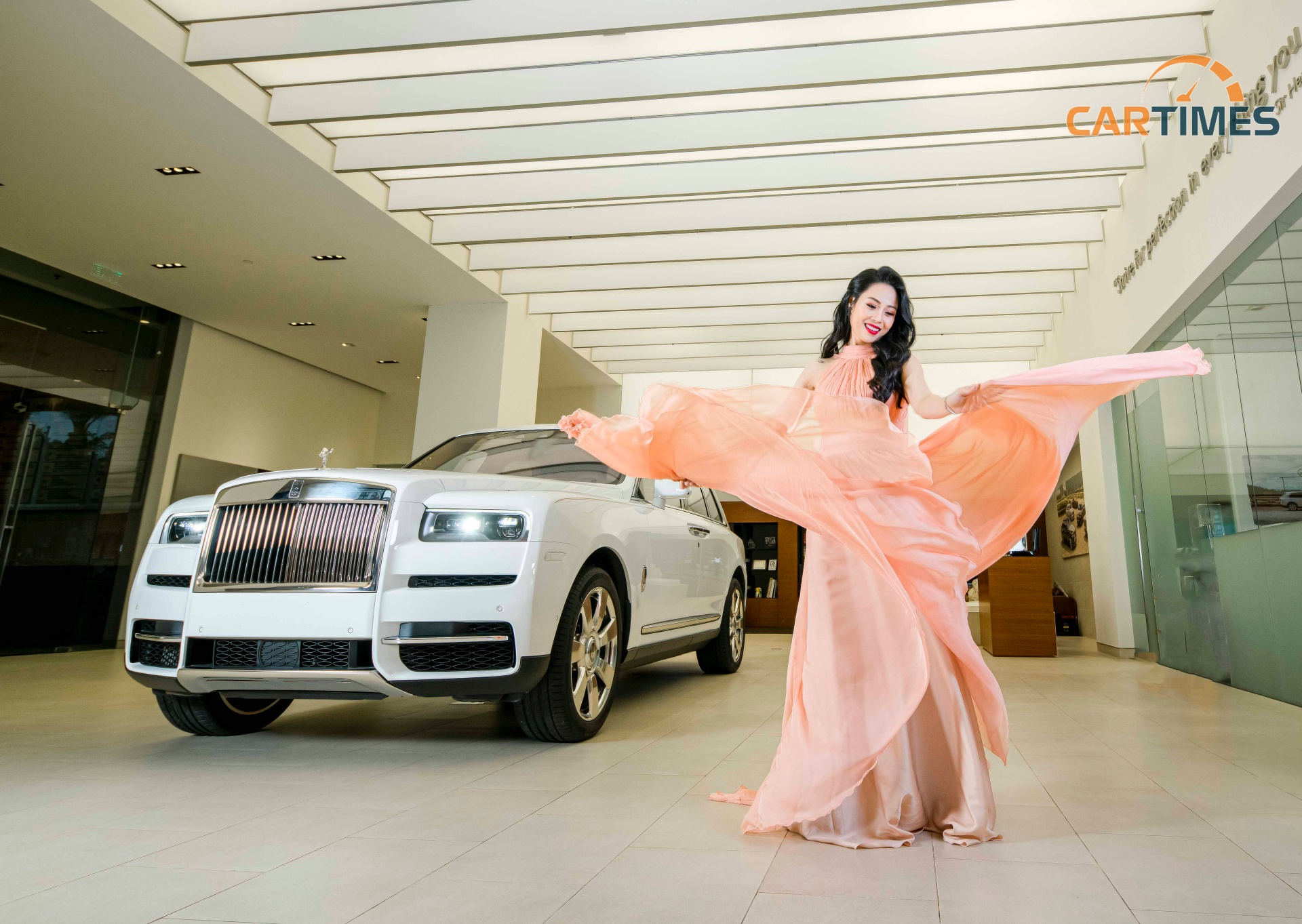 Chiếc Chiếc SUV siêu sang Rolls-Royce Cullinan cùng vẻ đẹp thanh thoát của người đẹp Đinh Hương Thuỷ