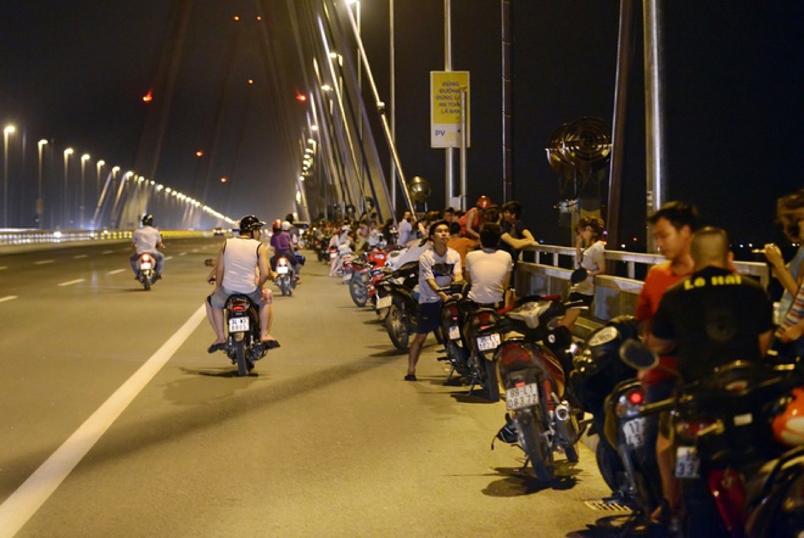 dừng xe trên cầu