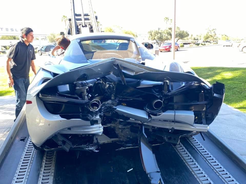 Đuôi xe McLaren 720S biến dạng sau vụ tai nạn