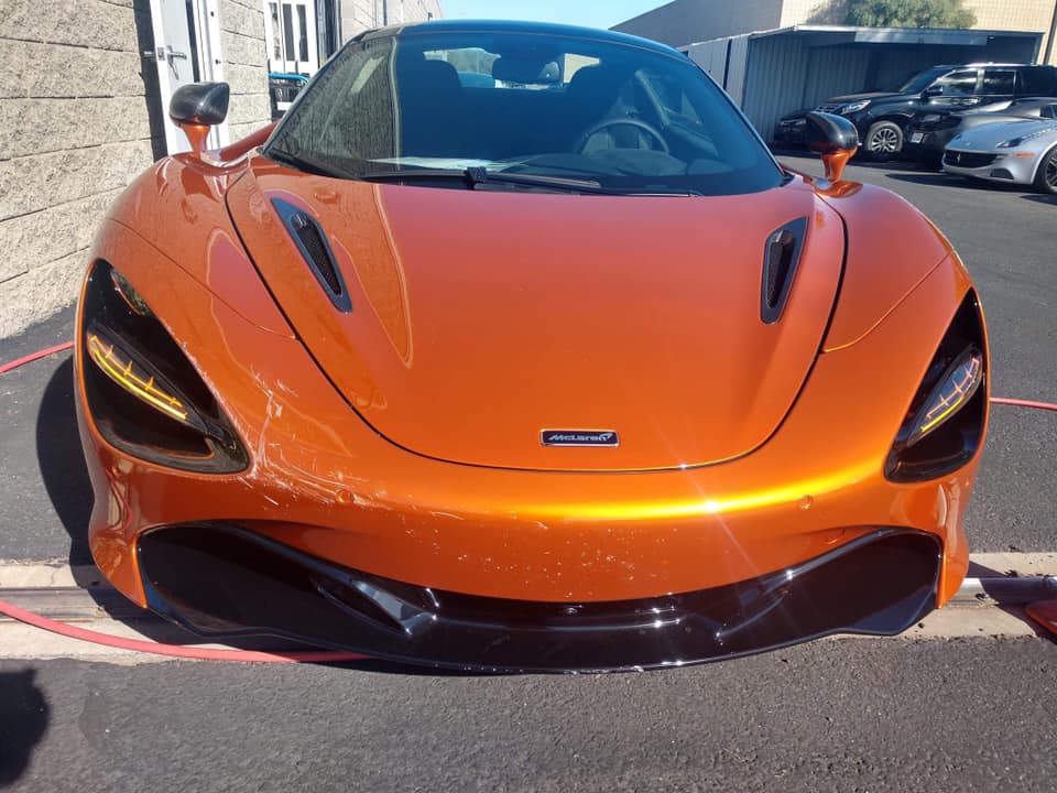 Chiếc McLaren 720S màu cam bị xước sơn phía trước