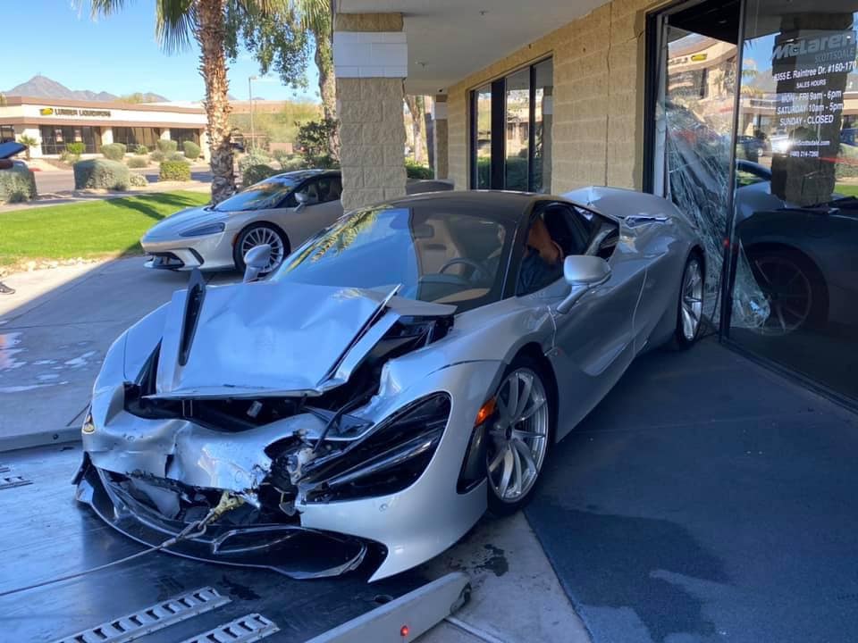 Chiếc McLaren 720S biến dạng sau vụ tai nạn