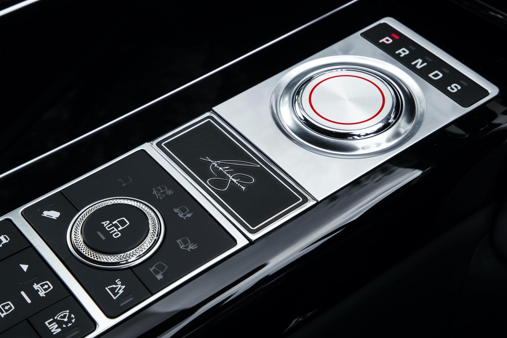Khu vực điều khiển trung tâm trên chiếc Range Rover SVAutobiography