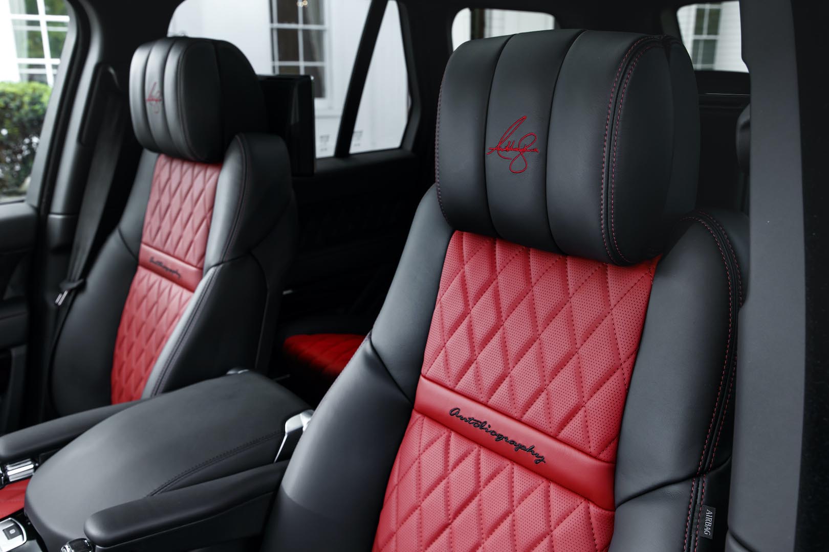 Ghế được cá nhân hoá trên chiếc Range Rover SVAutobiography