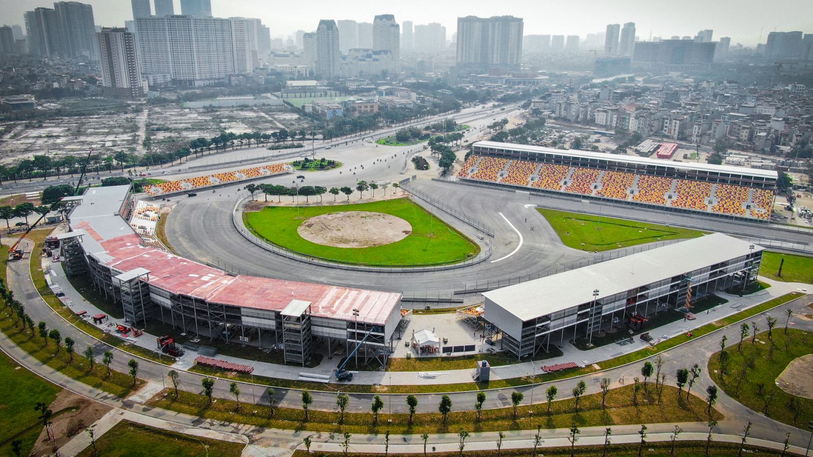 Chặng đua Formula 1 VinFast Vietnam Grand Prix buộc phải tạm hoãn nhằm đảm bảo an toàn cho người dân, khách tham dự, các đội đua và các đơn vị đồng hành. 