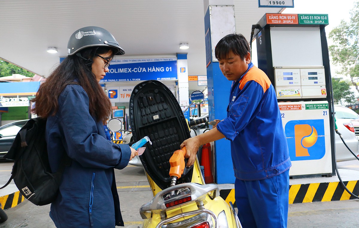 Giá xăng dầu giảm sâu sớm hơn thường lệ