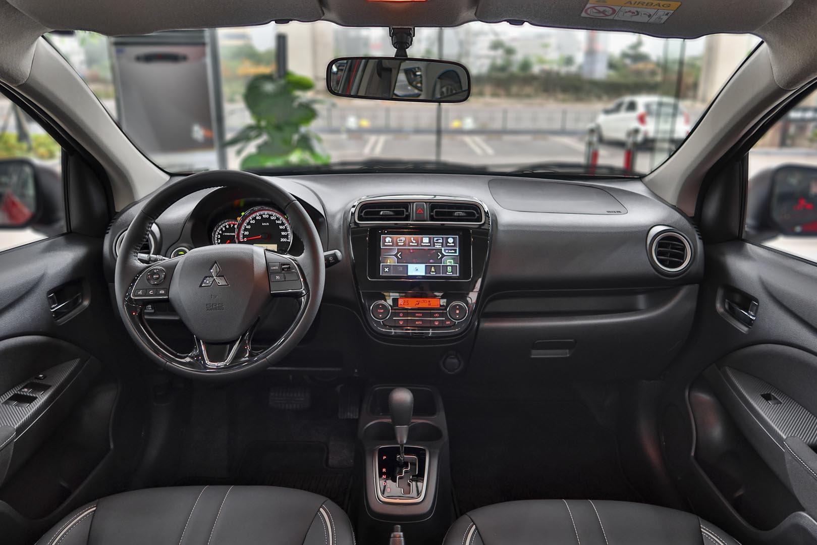Hàng ghế trước của xe Mitsubishi Attrage 2020