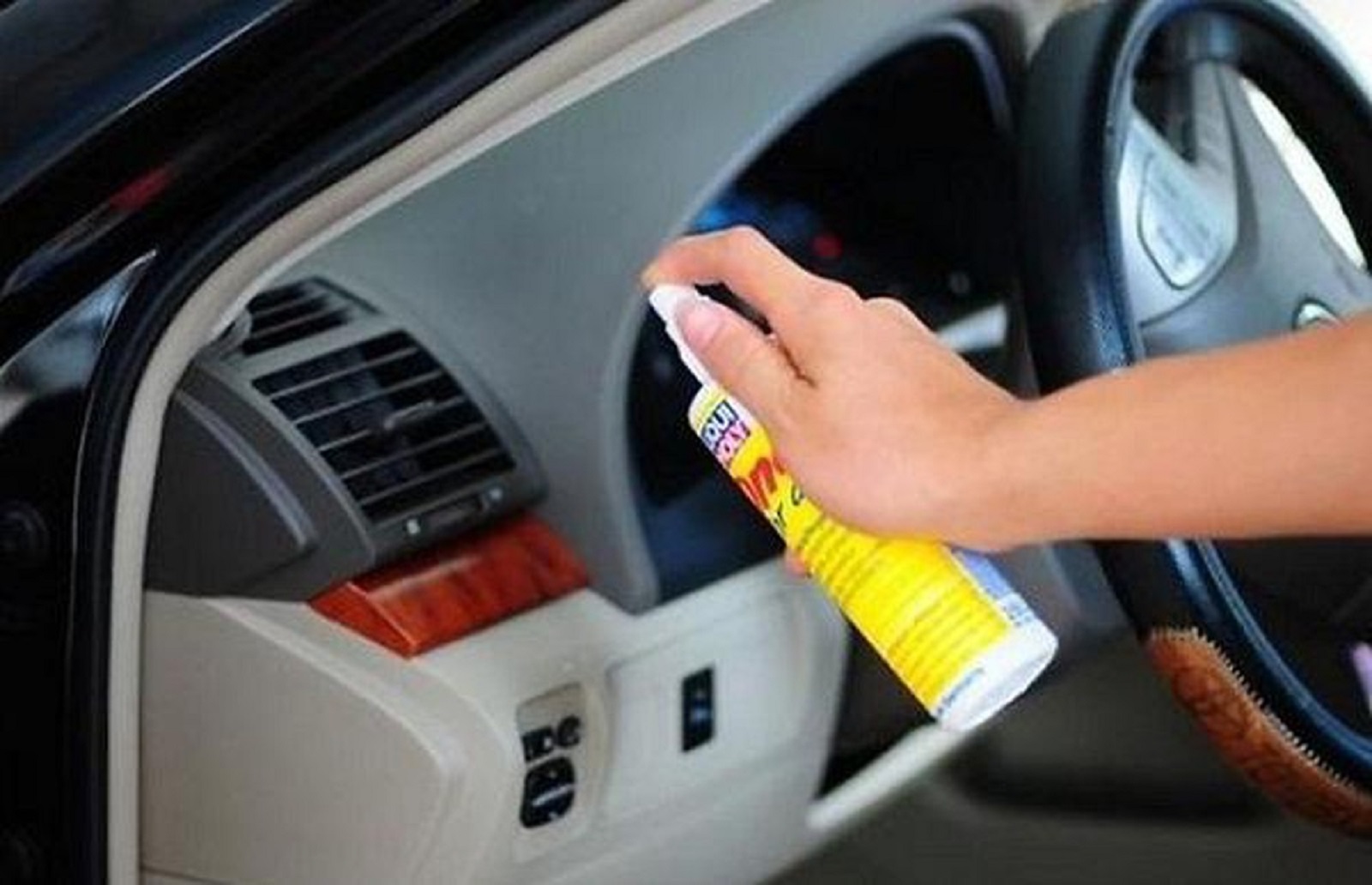 Vệ sinh khử trùng các bộ phận trên xe