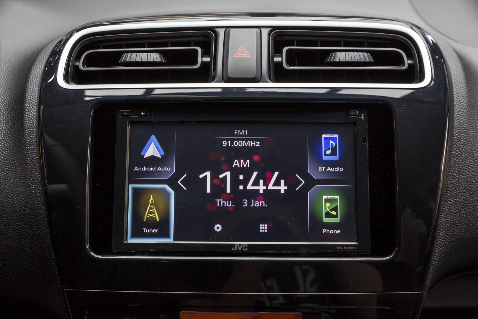 Màn hình giải trí cũ của Mitsubishi Atttrage 2020 là 6,1 inch, màn hình mới là 7 inch