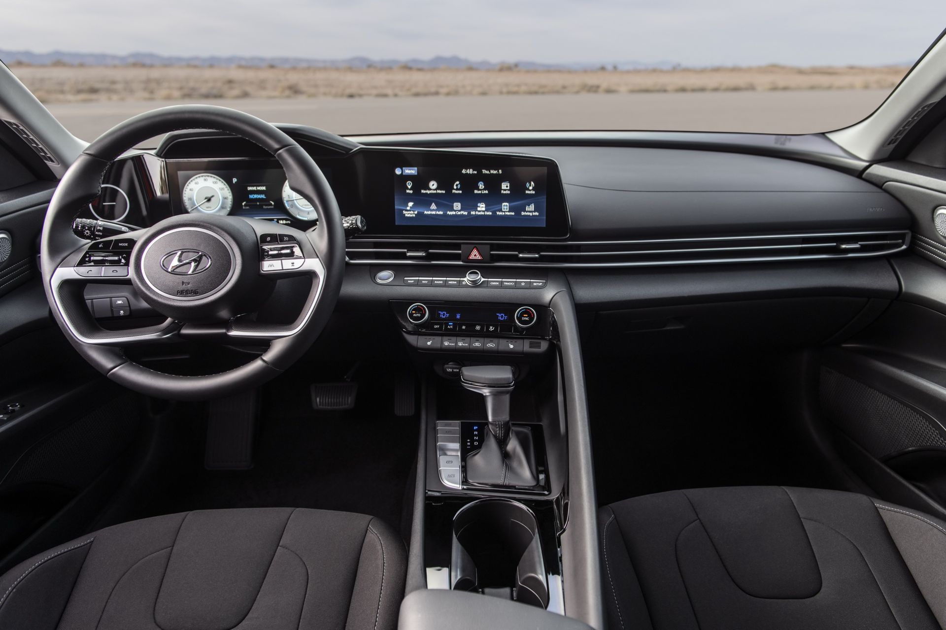 Hàng ghế trước của xe Hyundai Elantra 2021