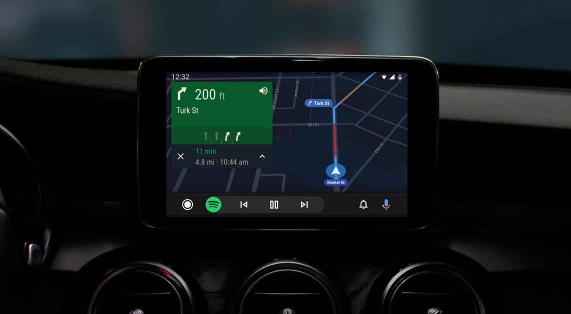 Sử dụng Apple CarPlay, Android Auto khi lái xe nguy hiểm hơn cả khi say