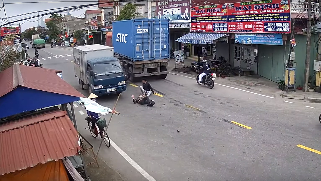 Hiện trường vụ tai nạn, các nạn nhân may mắn chỉ bị thương nhẹ