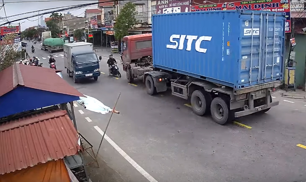 Pha lạng lách của 2 thanh niên đi xe máy trước khi va chạm với đầu xe container