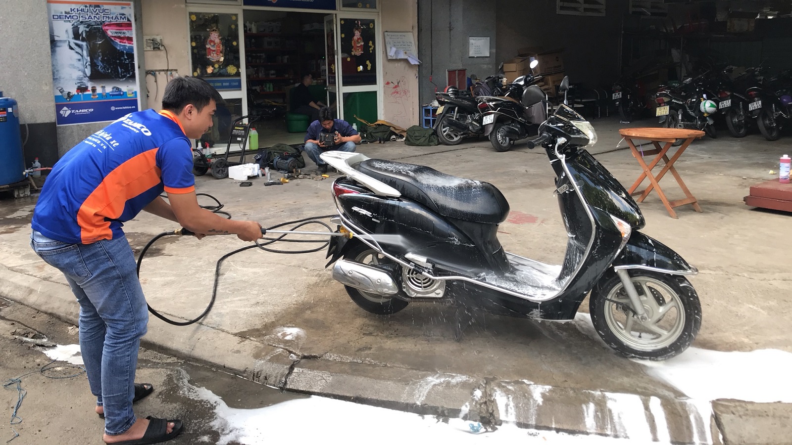 rửa xe máy