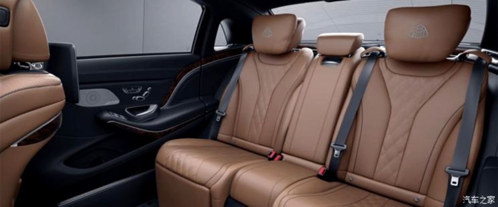 Hàng ghế sau của xe Mercedes-Maybach S450 4MATIC Collector’s Edition