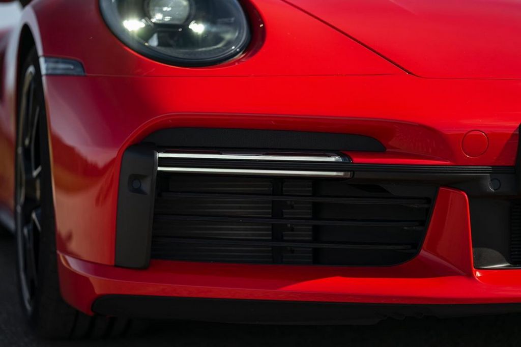 Khe hút gió 3 nan mới trong gói trang bị của Porsche 911 Turbo S
