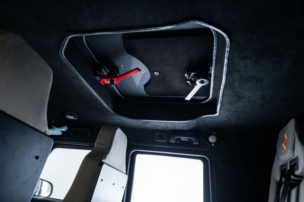 Cửa thoát hiểm trên xe Brabus Invicto