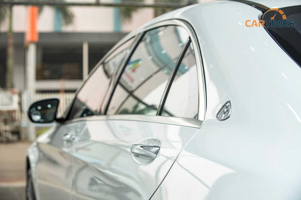 Logo xe Mercedes-Benz S 450 L độ Maybach gần trụ C