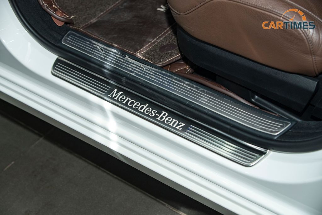 Logo Mercedes-Benz trên bậc cửa