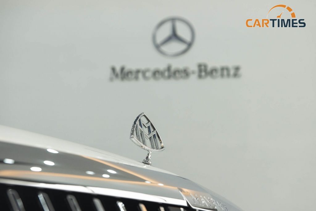 Logo xe Mercedes-Benz S 450 L độ Maybach ở đầu xe