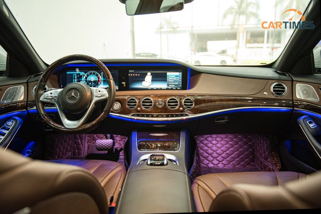 Nội thất hàng ghế trước của xe Mercedes-Benz S 450 L