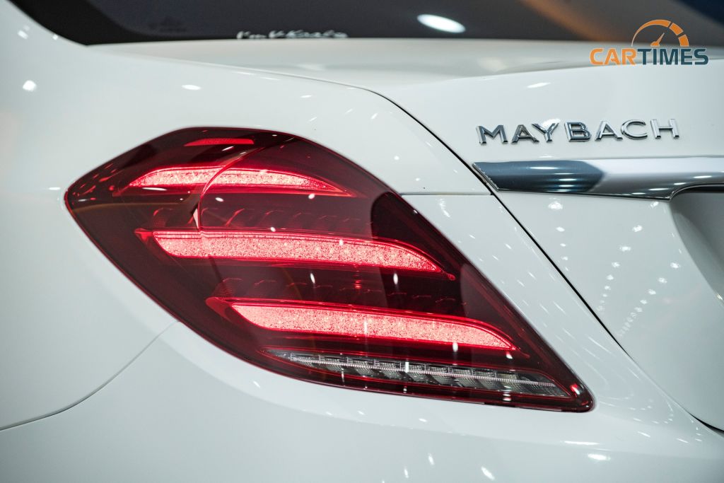 Logo xe Mercedes-Benz S 450 L độ Maybach ở đuôi xe