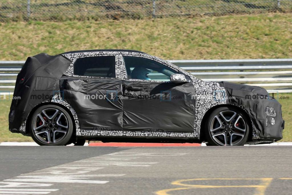 Hyundai Kona N bị bắt gặp chạy thử với miệng ống xả lớn