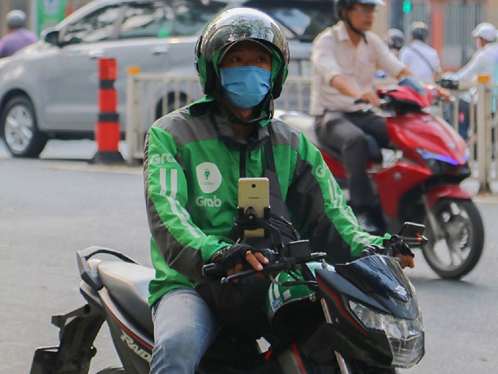 Đeo khẩu trang khi làm việc