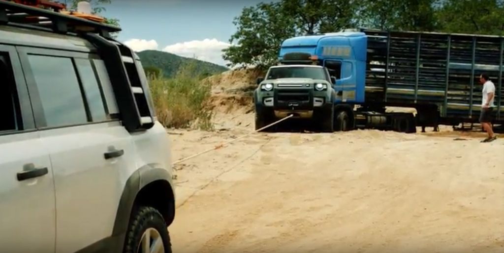 Bộ đôi Land Rover Defender giải thoát chiếc xe tải 20 tấn khởi lún cát nguy hiểm