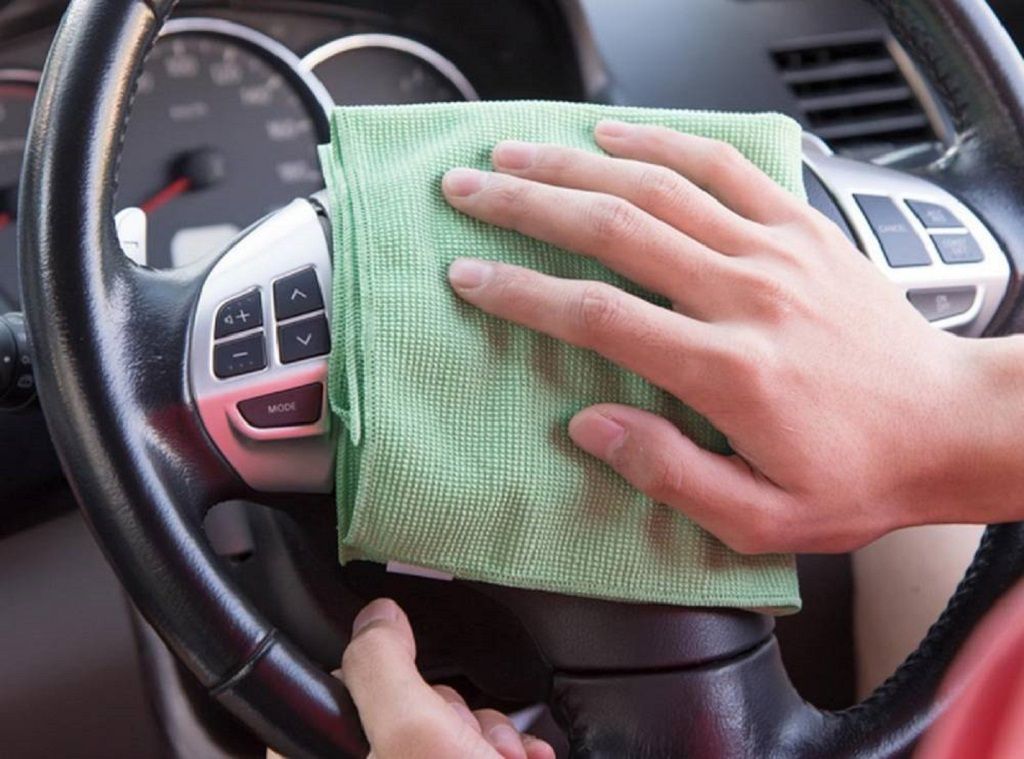 Vệ sinh khu vực bảng điều khiển