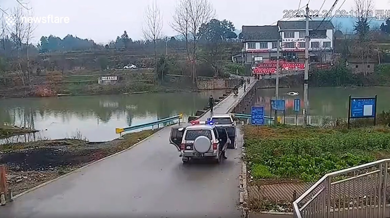 Xe cảnh sát giao thông đến hiện trường điều tra vụ việc
