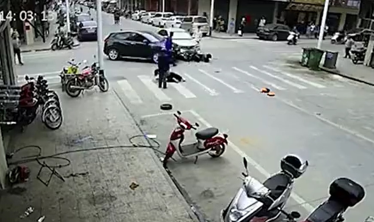Hiện trường vụ tai nạn 3 xe đấu đầu cùng lúc, người phụ nữ đi xe máy gục dưới đường