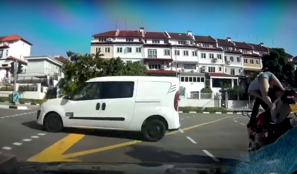 Bạn gái bay xuống đường sau cú phanh gấp của tài xế mô tô tránh ô tô vượt đèn đỏ
