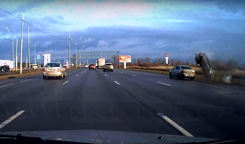 Chiêc SUV đâm xuống mương nước bên lề đường trước khi vọt lên không trung