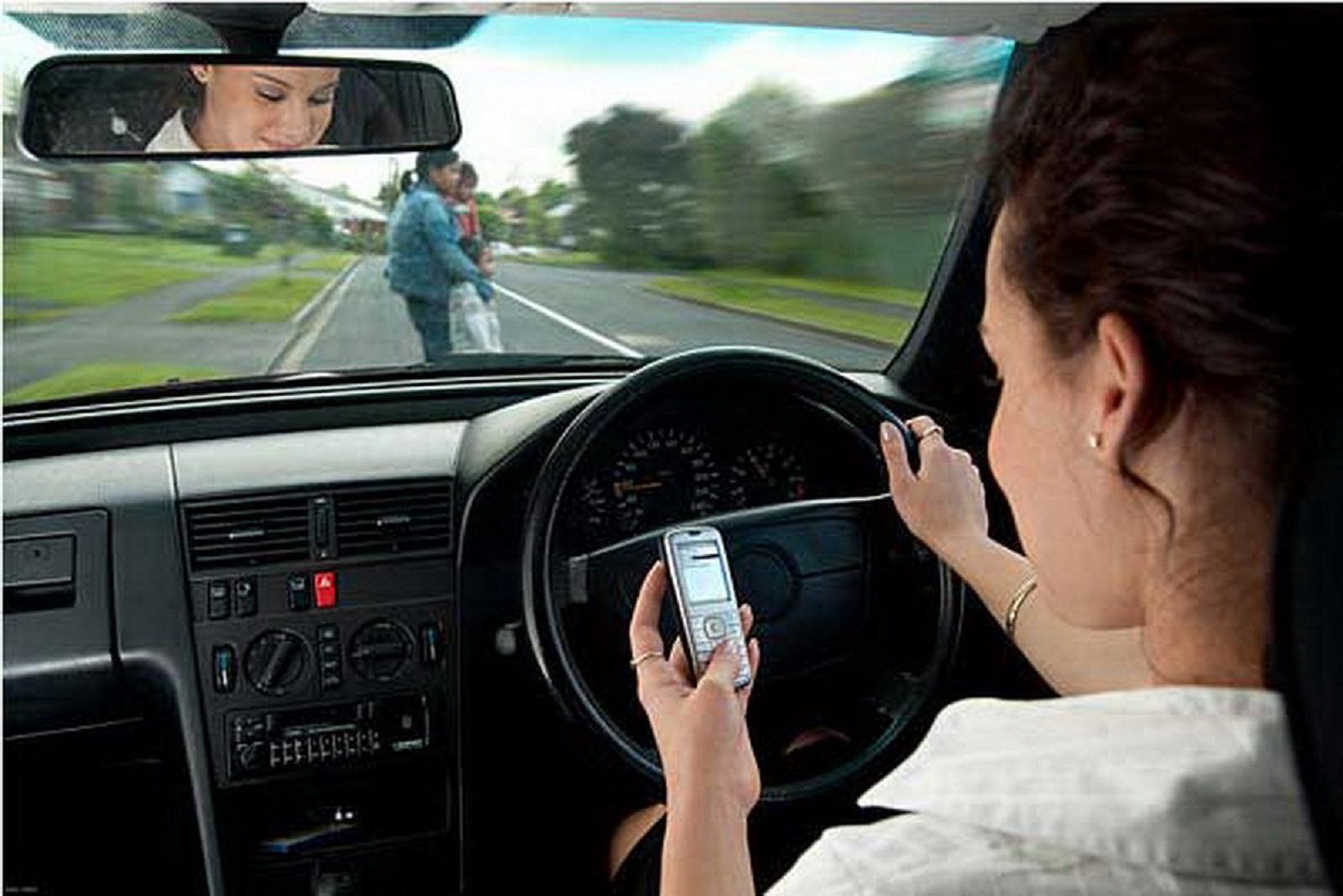 sử dụng điện thoại khi lái xe
