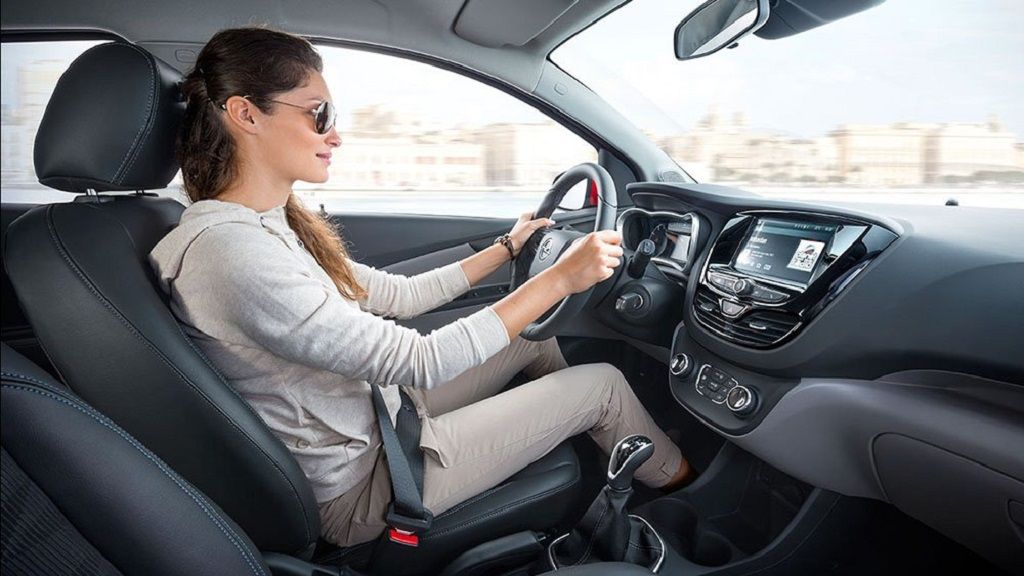 lái xe số sàn trong phố