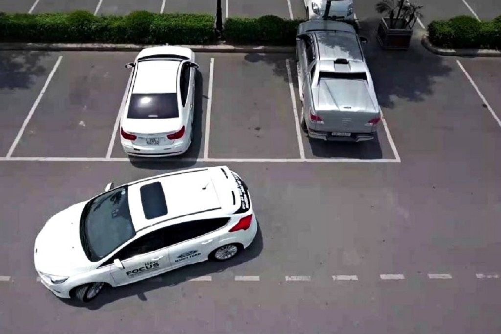 lùi xe vào chuồng