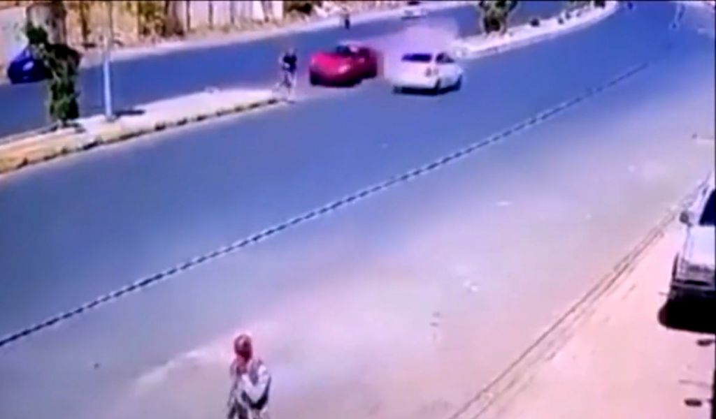 Khoảnh khắc chiếc ô tô mất lái lao sang làn đường đối diện