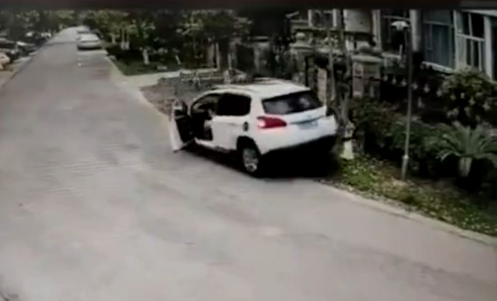 Pha lùi xe san phẳng cột đèn của nữ tài xế