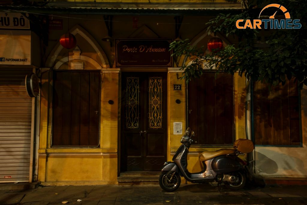 Ngày thường, đây là chỗ ngồi uống trà chanh khi quán đã đóng cửa