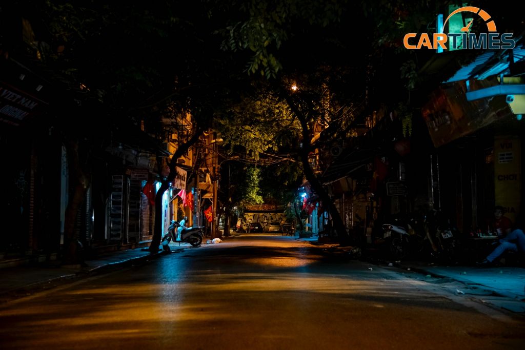 Một con ngõ nhõ gần Hàng Buồm, ngày thường ở đây rất tấp nập
