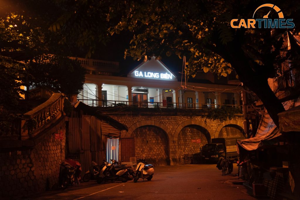 Đoạn đường dưới chân ga Long Biên