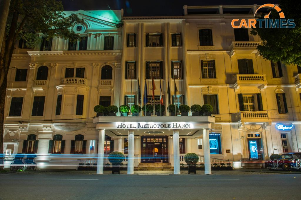 Trước cổng khách sạn Metropole 