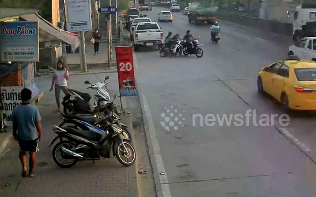 Khoảnh khắc người lái xe máy liều lĩnh đi ngược chiều