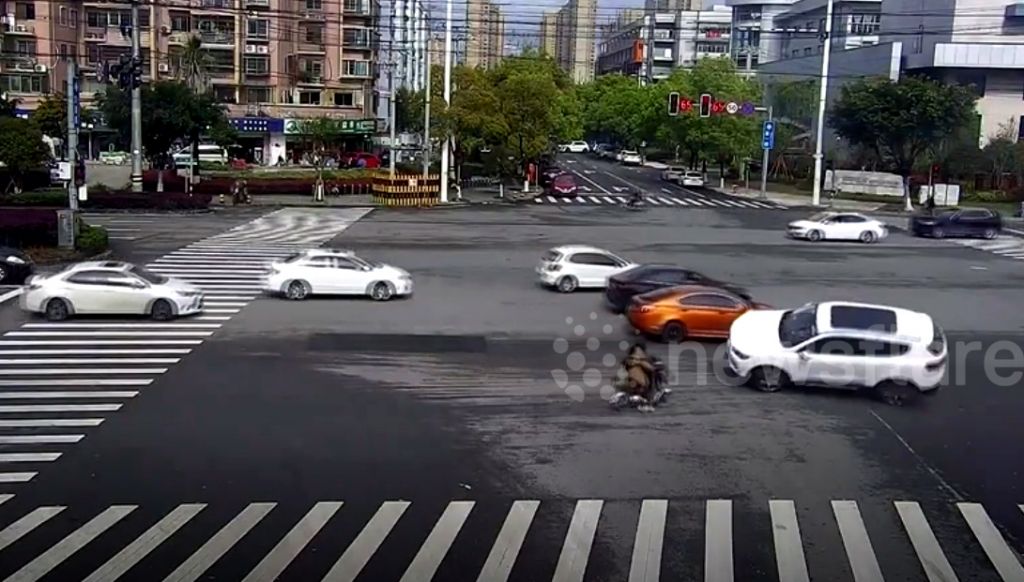 Cú đâm mạnh khiến chiếc ô tô màu trắng mất kiểm soát