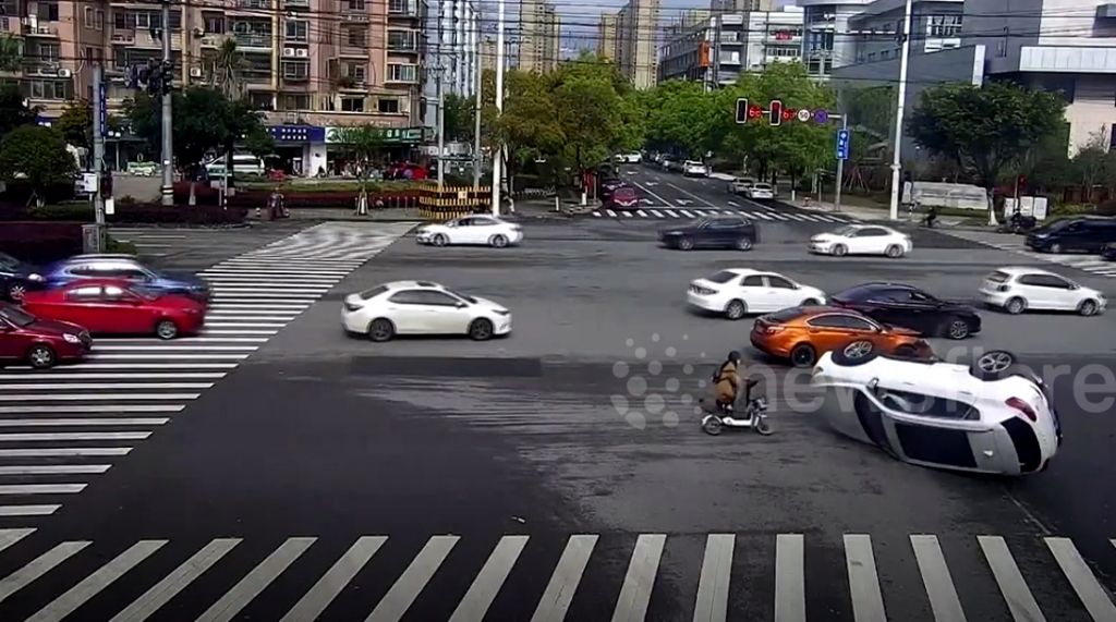 Tài xế chiếc ô tô gặp nạn bị mắc kẹt trong xe