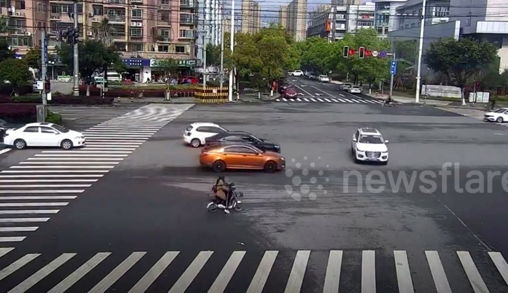 Khoảnh khắc chiếc xe màu trắng vượt đèn đỏ
