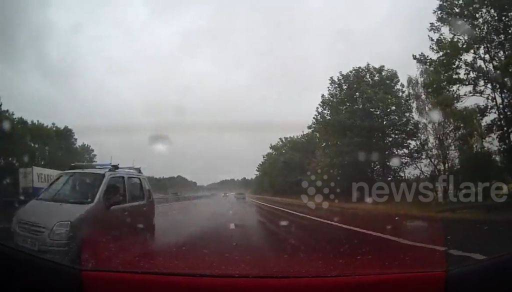 Quay 360 độ trên cao tốc nhưng Porsche 911 may mắn không bị đâm đụng vào các xe khác